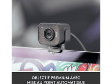 Charger l&#39;image dans la galerie, Webcam au-dessus d&#39;un écran. Texte : Objectif premium avec mise au point automatique.
