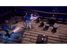 Charger l'image dans la galerie, Luigi sur le pont d'un navire avec un fantôme requin, entouré de tonneaux et de bougies, scène de nuit.
