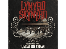 Charger l'image dans la galerie, Pochette de l'album Lynyrd Skynyrd, en direct au Ryman. Groupe sur scène, foule en arrière-plan.

