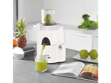 Charger l&#39;image dans la galerie, Extracteur de jus blanc avec jus vert coulant dans un verre et fruits sur la table.
