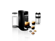 Machine Nespresso noire avec réservoir d'eau et tasses à café. Plusieurs dosettes de café.