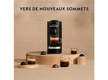 Charger l&#39;image dans la galerie, Machine à café noire avec tasses en verre et capsules sur plateforme en bois, texte en haut.
