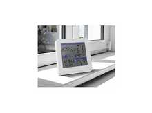 Charger l&#39;image dans la galerie, Station météo blanche sur un rebord de fenêtre affichant l&#39;heure, la date et la météo.
