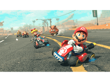 Charger l'image dans la galerie, Les coureurs de Mario Kart courent sur une piste, avec Mario et Peach au premier plan.
