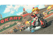Charger l'image dans la galerie, Princesse Peach sur une moto en course dans Mario Kart, avec d'autres coureurs et un panneau de piste.
