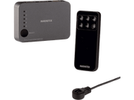 Un commutateur HDMI gris avec une télécommande. Le commutateur possède cinq ports d'entrée et un bouton de sélection.