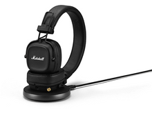 Charger l&#39;image dans la galerie, Casque noir sur socle de charge, avec un câble de charge.
