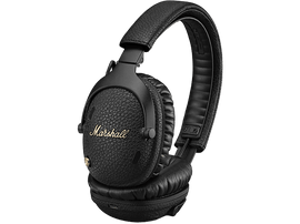 Casque Marshall noir avec texture cuir et logo doré. Incliné sur fond noir.