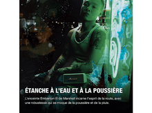 Charger l&#39;image dans la galerie, Homme tatoué tenant un haut-parleur portable. Lumières néon créent un fond futuriste.
