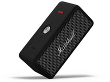 Charger l&#39;image dans la galerie, Un petit haut-parleur Marshall noir. Il possède un bouton argenté et une lumière rouge.
