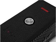 Charger l&#39;image dans la galerie, Haut-parleur noir avec bouton d&#39;alimentation et indicateur de batterie rouge.
