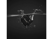 Charger l&#39;image dans la galerie, Un haut-parleur Marshall noir immergé dans l&#39;eau, avec des éclaboussures. Logo Marshall visible.
