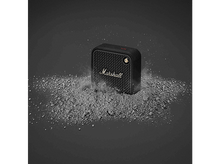 Charger l&#39;image dans la galerie, Haut-parleur Marshall noir sur surface grise, entouré de poudre grise, avec logo Marshall doré.
