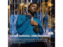 Charger l&#39;image dans la galerie, Homme en veste bleue tenant un petit haut-parleur noir, avec texte et design en français.
