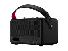 Charger l&#39;image dans la galerie, Haut-parleur noir avec poignée. Le haut-parleur a une façade en maille noire, une poignée avec doublure rouge et des boutons.
