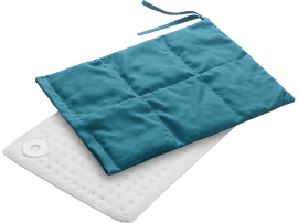 Un coussin chauffant turquoise sur un coussin blanc. Les deux sont matelassés.