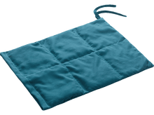 Charger l&#39;image dans la galerie, Une couverture lestée rectangulaire, matelassée, bleu canard avec des liens sur fond blanc.
