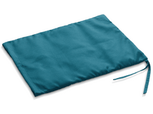 Charger l&#39;image dans la galerie, Oreiller rectangulaire turquoise avec liens sur une surface blanche.
