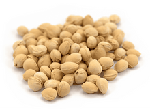 Charger l&#39;image dans la galerie, Tas de noyaux d&#39;abricots décortiqués sur fond blanc.
