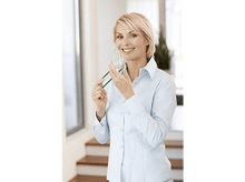 Charger l&#39;image dans la galerie, Une femme blonde en chemise bleu clair souriant, tenant un masque à oxygène.
