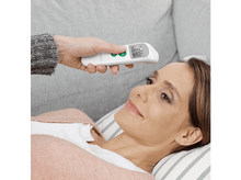 Charger l&#39;image dans la galerie, Front d&#39;une femme vérifié avec un thermomètre. Fond blanc.
