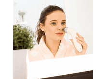 Charger l&#39;image dans la galerie, Une caméra est montée sur une base noire, seule la caméra est visible.
