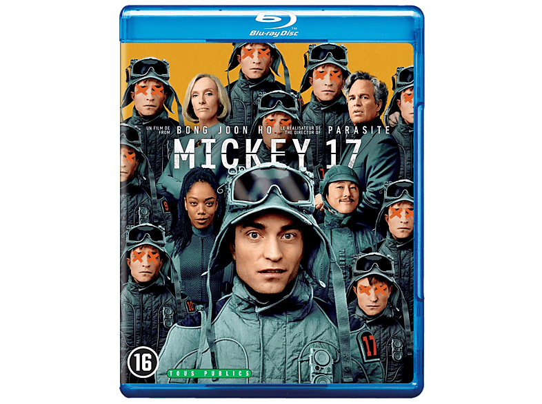 Couverture du film Mickey 17. Plusieurs acteurs en tenues militaires, avec le titre au centre. Logo Blu-ray en haut.