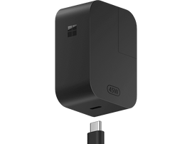 Chargeur Microsoft 45W noir avec câble USB-C sur fond noir. Le chargeur porte le logo Microsoft.