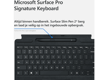 Charger l&#39;image dans la galerie, Clavier noir avec stylet, sur une surface sombre. Texte : &#39;Microsoft Surface Pro Signature Keyboard&#39;.
