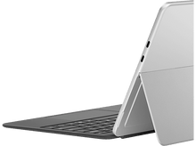 Charger l&#39;image dans la galerie, Un ordinateur portable argenté est ouvert en angle. Le clavier est noir et l&#39;écran argenté. Le fond est blanc.
