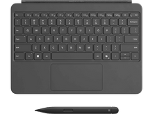 Charger l&#39;image dans la galerie, Un clavier gris foncé avec pavé tactile et stylet. Les touches sont étiquetées avec des lettres, des chiffres et des symboles.
