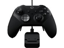 Charger l&#39;image dans la galerie, Une manette Xbox noire et une station de charge. La manette a un câble attaché.
