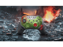Charger l&#39;image dans la galerie, Une manette Xbox verte et grise avec des touches de rouge et un fond de scène de bataille.
