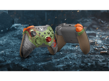 Charger l&#39;image dans la galerie, Deux manettes Xbox, une verte et rouge, l&#39;autre grise et orange, sur une surface.
