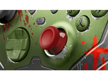 Charger l&#39;image dans la galerie, Gros plan d&#39;une manette de jeu verte et rouge avec un joystick rouge.
