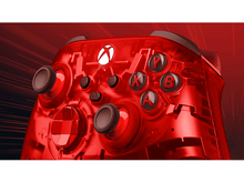 Charger l&#39;image dans la galerie, Manette Xbox rouge transparente avec boutons noirs. Le fond est rouge avec des lignes radiales. Le logo Xbox est éclairé.
