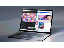 Charger l&#39;image dans la galerie, Ordinateur portable affichant un logiciel de montage vidéo et une présentation. L&#39;écran montre une image abstraite, des photos OneDrive et une diapositive.
