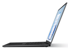 Charger l&#39;image dans la galerie, Un ordinateur portable argenté est légèrement ouvert. L&#39;écran affiche une interface Windows. Le clavier et le pavé tactile sont visibles.
