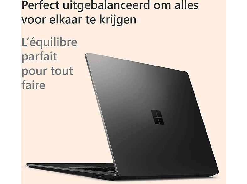 Un ordinateur portable noir est légèrement ouvert. Des textes en néerlandais et en français sont au-dessus et à gauche de l'ordinateur portable. Le fond est orange clair.