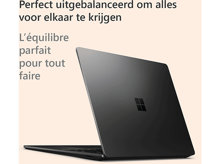Un ordinateur portable noir est légèrement ouvert. Des textes en néerlandais et en français sont au-dessus et à gauche de l'ordinateur portable. Le fond est orange clair.