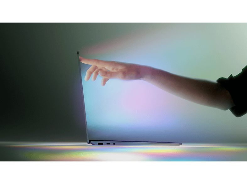 Main touchant un écran d'ordinateur portable avec de la lumière qui en émane.