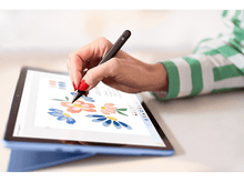 Charger l&#39;image dans la galerie, Une main aux ongles rouges utilise un stylet pour dessiner des fleurs sur une tablette. Une manche rayée verte et blanche est à droite.
