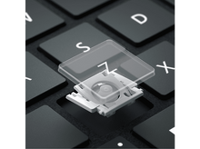 Charger l&#39;image dans la galerie, Gros plan sur une touche de clavier. La touche &#39;Z&#39; est mise en évidence, montrant son mécanisme interne.
