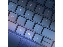 Charger l&#39;image dans la galerie, Gros plan sur un clavier. Les touches sont bleu-gris. La mise au point est sur la touche &#39;K&#39;.
