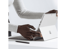 Charger l&#39;image dans la galerie, Mains d’une personne ouvrant une tablette argentée avec clavier attaché. Fond blanc.
