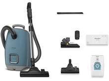 Charger l&#39;image dans la galerie, Aspirateur Miele bleu avec accessoires. Plusieurs pièces sont disposées sur fond blanc.
