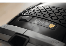 Charger l&#39;image dans la galerie, Gros plan sur le panneau d&#39;affichage d&#39;un aspirateur noir, montrant divers voyants.
