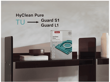 Charger l&#39;image dans la galerie, Boîte avec filtre HyClean Pure. Sur une étagère avec un bol et un livre. Le fond est un mur.

