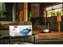 Charger l&#39;image dans la galerie, Intérieur salon avec aspirateur et sac d&#39;aspirateur sur une table.
