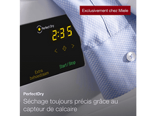 Charger l&#39;image dans la galerie, Gros plan sur le panneau de commande d&#39;une machine à laver avec une chemise à droite.
